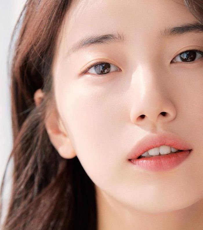 Ở độ tuổi 26, tình cũ Lee Min Ho vẫn giữ được nhan sắc xinh đẹp, trẻ trung cùng làn da trắng mịn, tràn đầy sức sống. Showbiz Hàn ngày càng xuất hiện nhiều nữ thần thế hệ mới xinh đẹp song danh hiệu “tình đầu quốc dân” của Suzy vẫn không hề bị lung lay. 