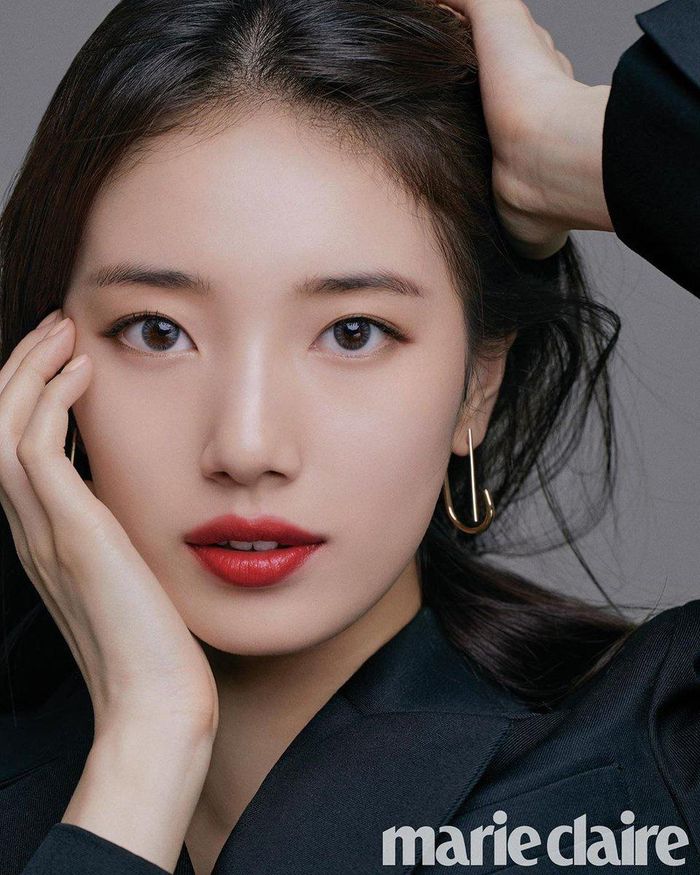 Mỗi tấm hình của Suzy đăng tải lên MXH đều nhanh chóng leo lên top tìm kiếm. Với concept lạnh lùng, cá tính, cách tạo dáng kiểu của Suzy khiến nhiều người liên tưởng tới Jennie (Black Pink). Tuy vậy, 2 nữ thần nhan sắc vẫn thu hút khán giả bởi những nét đặc trưng, riêng biệt. Trong khi Jennie cho thấy sự sang chảnh, quyến rũ thì Suzy lại mang đậm nét mạnh mẽ, đầy quyền lực. 