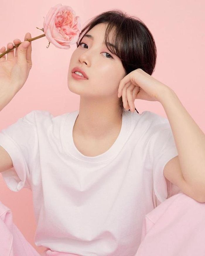 Suzy đã thử nghiệm theo nhiều phong cách khác nhau, từ đáng yêu, ngọt ngào đến cá tính, thời thượng. Trong đó, concept với kiểu make up nhẹ nhàng nhận được nhiều sự yêu thích của số đông. Với phong cách này, nét đẹp trong veo và ngọt ngào đúng chuẩn "tình đầu quốc dân" của Suzy được thể hiện rõ nét. 