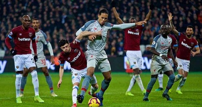 Liverpool "chỉ" còn hơn Man City 19 điểm