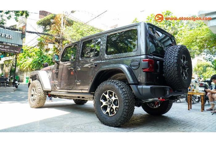 Ngoài những hệ thống an toàn thường thấy như: phanh ABS/BA/EBD, cân bằng điện tử, khởi hành ngang dốc, camera và cảm biến lùi... Wrangler Rubicon sở hữu rất nhiều hệ thống an toàn khác như: cảnh báo va chạm trước, hệ thống cảnh báo điểm mù, cảnh báo phương tiện cắt ngang khi lùi xe và hơn thế nữa. Giá xe Jeep Wrangler Unlimited Rubicon hiện đang được đại lý tư nhân chào bán hơn 4 tỷ ở Sài Gòn.