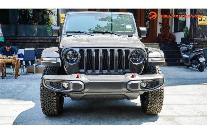 Tổng thể chiếc SUV mạnh mẽ và nam tính với “dàn chân” lắp bộ mâm 17 inch đi cùng với bộ lốp BFGoodrich All-Terrain T/A (285/70R17). Ngoại thất Jeep Wrangler Rubicon toát lên mình là một mẫu xe SUV chuyên đi off-road với khoảng sáng “cao ráo” có thể lội được nước tốt, và góc tiếp cận trước/sau lớn.