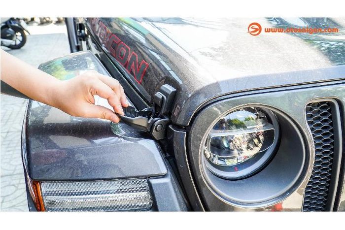 Bên cạnh phiên bản sử dụng động cơ 2.0L turbo, dòng Jeep Wrangler còn có phiên bản động cơ 2.0L tăng áp, V6 3.6L “Pentastar”; V6 3.6L “Pentastar” “eTorque” và máy dầu 3.0L “EcoDiesel”. Phiên bản máy “hai chấm” này sẽ gánh ít thuế hơn phiên bản máy V6 3.6L cỡ lớn khi về Việt Nam.