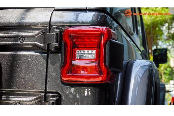 Thiết kế đuôi xe vuông vức. Cụm đèn hậu LED được thiết kế đơn giản hình vuông mang đến nét đặc trưng cho Wrangler.
