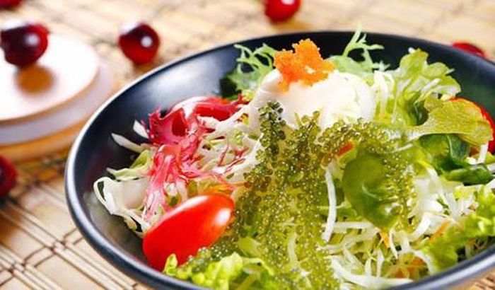 Rong nho sau khi thu hoạch, trước khi cần chế biến nên nhẹ nhàng rũ hết cát rồi thả vào nước ngọt cho bớt vị mặn rồi ngâm vào nước đá cho giòn là có thể thưởng thức.