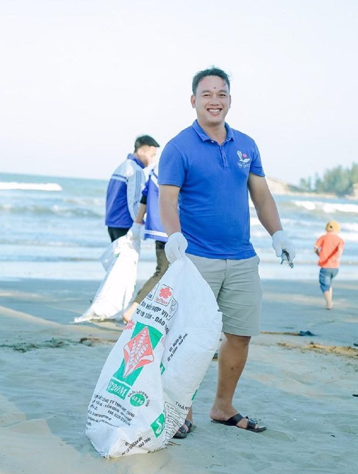 Anh Quyết nhặt rác tại bãi biển.