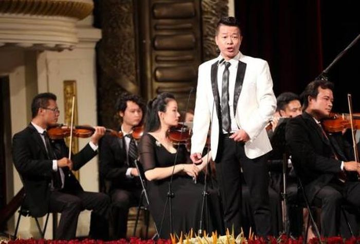 Nghệ sĩ Vũ Mạnh Dũng trên sân khấu. 