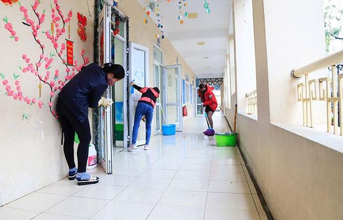 Cần tăng cường các biện pháp phòng dịch Covid-19 trong trường học để có thể đón học sinh đi học trở lại. 