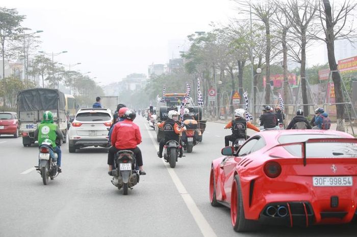  Các tuyến đường diễu hành của xe cụ thể như sau: Chặng một khởi hành từ đường Võ Chí Công - Bưởi - Đào Tấn - Kim Mã - Nguyễn Thái Học - Lê Duẩn - 55C Lý Thường Kiệt. Chặng hai: Lý Thường Kiệt - Phan Chu Trinh - Quảng trường Cách Mạnh Tháng 8 - Nhà Hát Lớn Hà Nội. Chặng ba: Nhà Hát Lớn - Tràng Tiền - Đinh Tiên Hoàng - Lê Thái Tổ - Tràng Thi - 22 Điện Biên Phủ. 