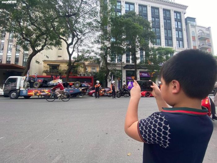 Nhiều người thích thú khi thấy mô hình xe đua F1 trên đường phố. 