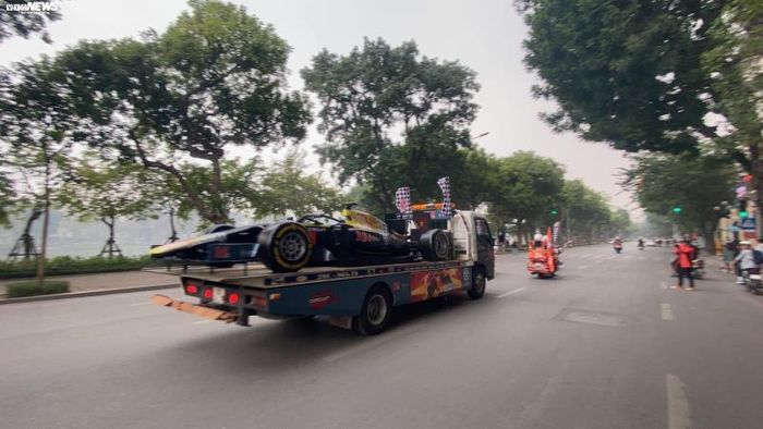  Sau đó, xe được đưa đến đường Trần Phú để tiếp tục diễu hành chặng bốn từ Trần Phú - Kim Mã - Nguyễn Chí Thanh - Trần Duy Hưng - Phạm Hùng. Cuối cùng, chặng năm từ Mễ Trì - Lê Quang Đạo - Lê Đức Thọ rồi trở lại khu vực gần đường đua. Ở chặng cuối, đoàn sẽ diễu hành từ Đại lộ Thăng Long - Trần Duy Hưng - Nguyễn Chí Thanh- Láng Hạ. 