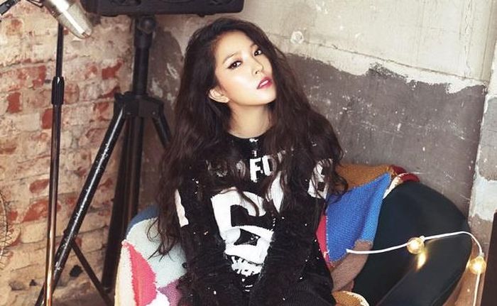  Mới đây, BoA xuất hiện trên chương trình Because I Want To Talk của đài SBS. Nữ ca sĩ chia sẻ về sự nghiệp của cô dưới trướng SM Entertainment và khiến khán giả vô cùng bất ngờ. "Trước khi chọn SM Entertainment, tôi đã nhận danh thiếp từ khoảng 20 công ty. Nhưng họ không phải là những công ty giải trí mà giống như hãng đĩa hơn. Tôi nhận được điện thoại từ SM trước nên đã đi thử giọng và được chọn", BoA thổ lộ. 