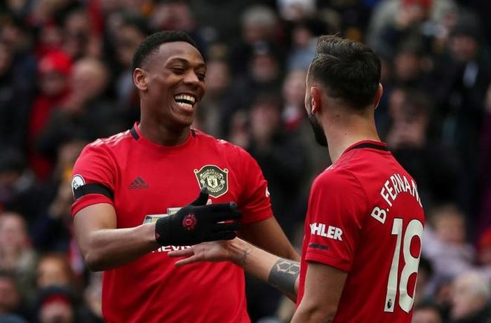  Martial, Fernandes chơi ăn ý trên hàng công MU. Ảnh: Reuters. 