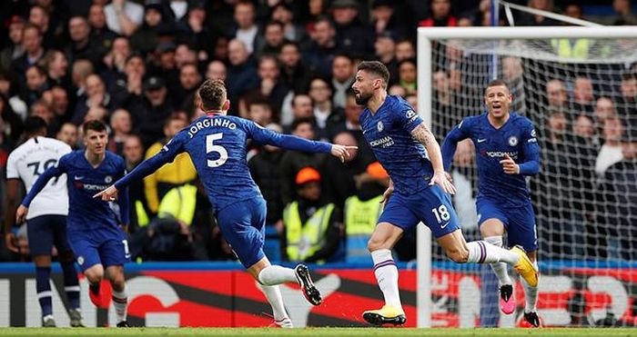 Chelsea không gặp nhiều khó khăn để giành chiến thắng 2-1 trước Tottenham