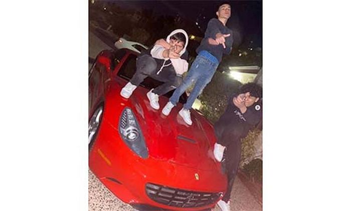Có ít nhất 3 người đã đứng cả lên trên chiếc Ferrari để chụp ảnh.