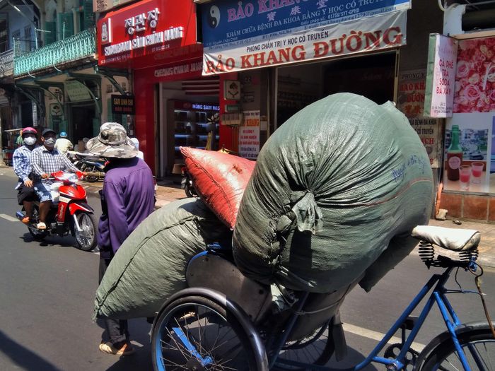 Thuốc Nam được đưa về phố thuốc Đông y để bù đắp sự thiếu hụt dược liệu. Ảnh: Trần Nguyên Anh