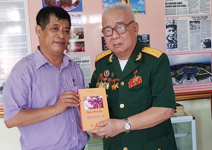  Anh hùng Hoàng Đăng Vinh tặng thạc sĩ Đồng Khắc Thọ cuốn “Chiến sĩ Điện Biên Hoàng Đăng Vinh” 