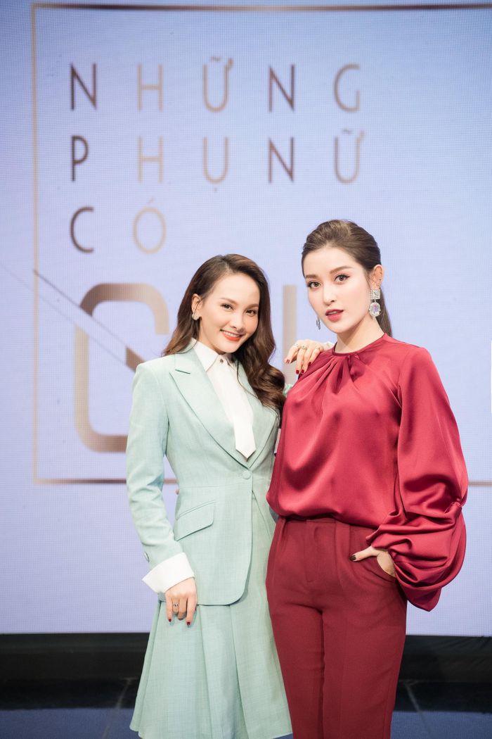 Cũng giống như Huyền My, Bảo Thanh lựa chọn trang phục vest tông màu xanh bạc hà kín đáo và thanh lịch.