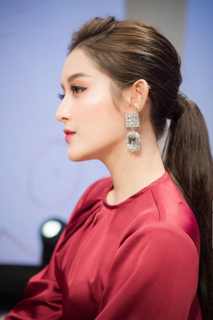 Trở lại với truyền hình, mỹ nhân sinh năm 1995 khiến khán giả xuýt xoa vì thần thái vô cùng xinh đẹp và quyến rũ.