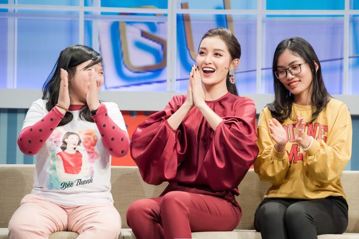 “Sau khi sang Thái Lan được vài ngày thì tôi có đọc báo và được biết ở trong nước đã công bố về dịch virus corona nên cũng có phần lo lắng. Tuy nhiên, trong thời gian ở Thái tôi chủ động ít cầm điện thoại và vào mạng. Đến khi trở về Việt Nam thì mới thực sự cảm nhận được tình hình căng thẳng của dịch bệnh và thấy vô cùng hoang mang. Thời điểm này mọi chương trình cũng đều bị hủy vì dịch nên tôi và gia đình đã quyết định có một chuyến nghỉ dưỡng ngắn khác tới Quy Nhơn để tạm thời đảm bảo an toàn về sức khỏe” – Huyền My chia sẻ.