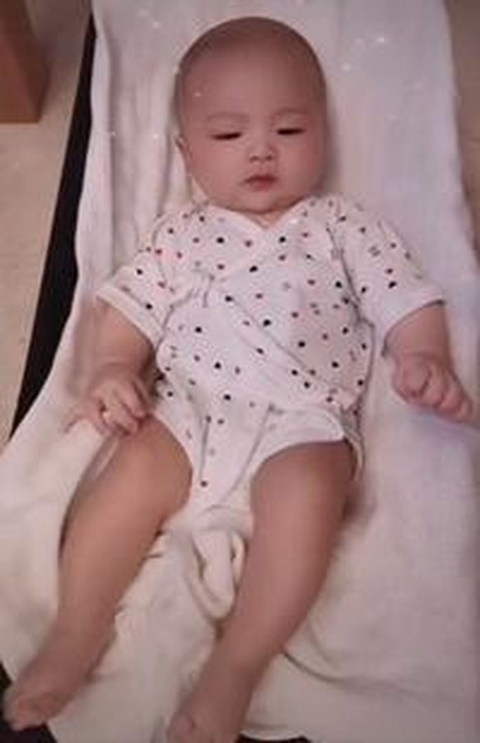 Trang Sohu đưa tin, mới đây, vào dịp tròn 100 ngày sinh con thứ 3, hình ảnh nhóc tì thứ 3 của Thái Thiếu Phân và Trương Tấn được công khai. Cậu nhóc có cặp lông mày giống cha như đúc, cái đầu ‘hói’ xinh xắn và khuôn mặt đáng yêu.