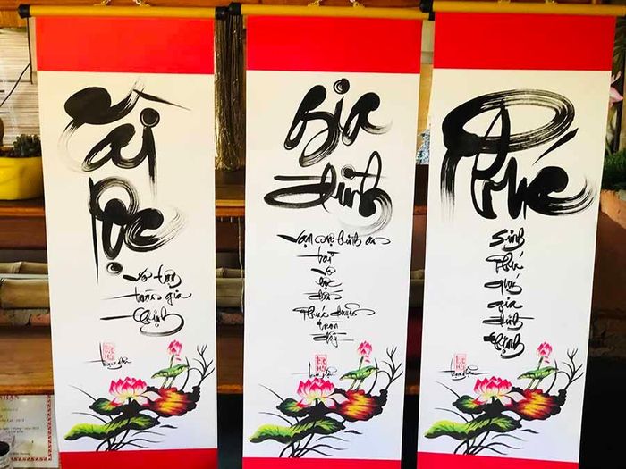 Những bức thư pháp do anh Lê Trọng Hậu viết. Ảnh: Thủy Bình