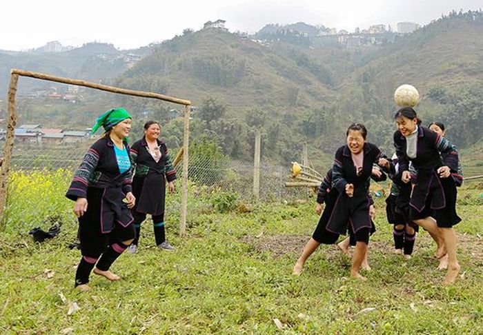 Nhiều cầu thủ còn thể hiện khả năng chơi bóng bằng đầu.