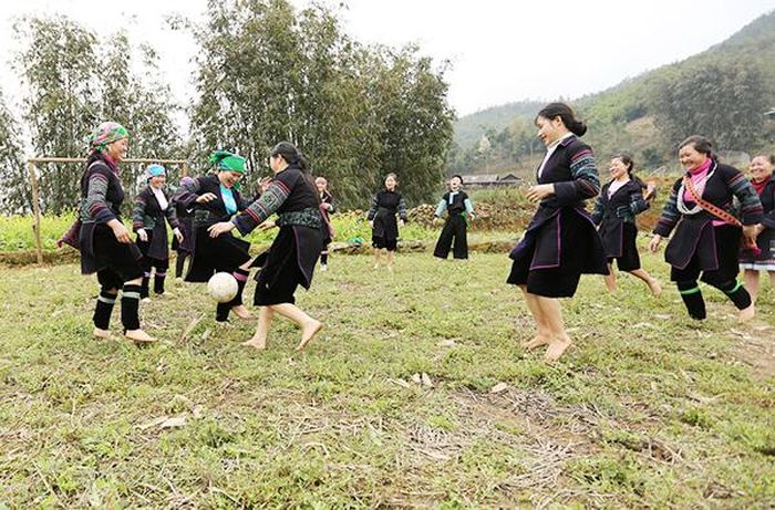 Tranh chấp bóng quyết liệt.