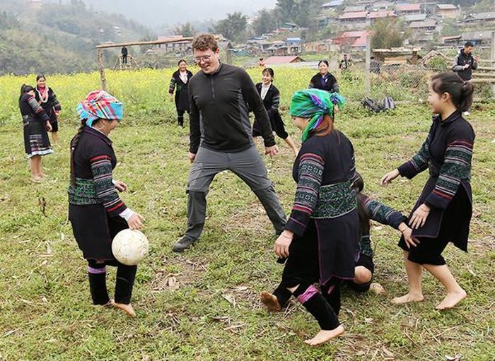 Du khách nước ngoài được mời cùng trải nghiệm.