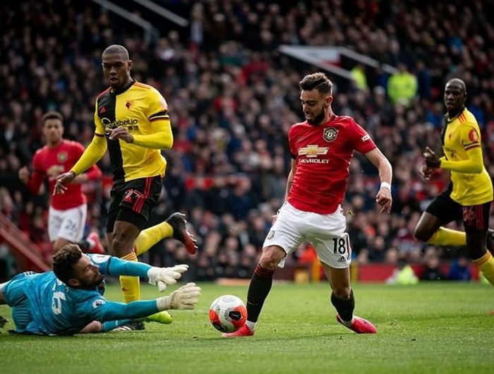  Sau nhiều đợt lên bóng không thành công thì phút 42, Bruno Fernandes bị thủ môn Ben Foster phạm lỗi trong vòng cấm 