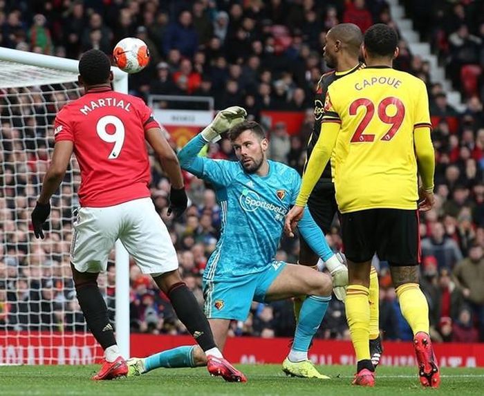  Martial lốp bóng kỹ thuật nhân đôi cách biệt cho đội chủ nhà 