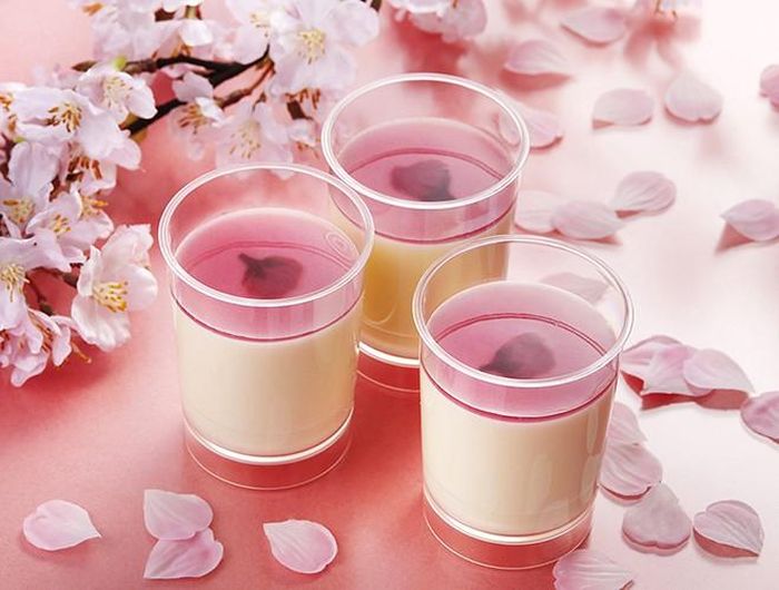 Bánh pudding sữa hoa anh đào: Điểm nhấn của món này chính là sự hòa quyện độc đáo giữa lớp thạch, lớp sữa phía dưới và hương thơm thoang thoảng của hoa anh đào. Hương vị tuyệt vời của loại bánh này chắc chắn sẽ khiến bạn muốn ăn mãi không thôi