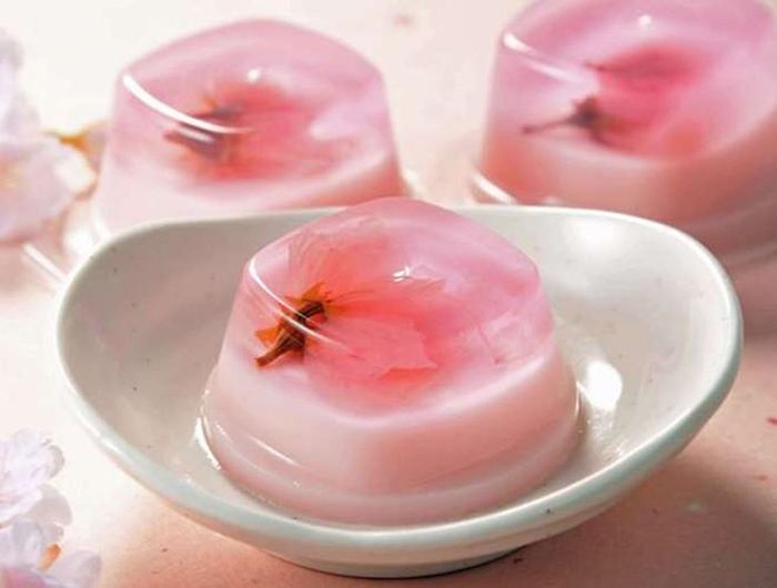 Đặc biệt, nước làm thạch được lấy từ nước ngâm hoa anh đào, tạo cho món ăn vừa có hương thơm, vừa mang vị ngon ngọt khó cưỡng