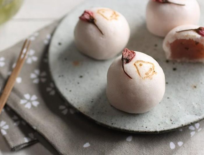 Bánh bao anh đào: Đây là loại bánh được làm từ bột nếp và nhân đậu đỏ ngọt truyền thống. Khi chế biến, người Nhật thường sử dụng những bông hoa anh đào ướp muối để đặt lên trên mặt bánh