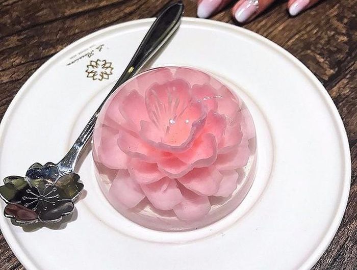 Thạch hoa anh đào: Món ăn này được ví như một bức tranh nghệ thuật tuyệt vời. Hình thức quá đẹp của nó khiến nhiều người chỉ muốn ngắm mà không nỡ ăn