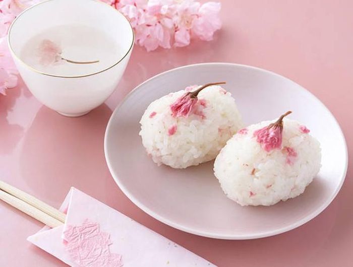Thông thường, món ăn này được chuẩn bị trong các chuyến tham quan, dã ngoại vào mùa xuân. Những nắm cơm nóng hổi hòa cùng hương vị dịu nhẹ của hoa anh đào hứa hẹn sẽ đem đến nhiều trải nghiệm khó quên cho thực khách