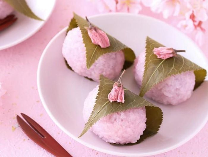 Loại thứ 2 là “Domyoji” của vùng Kansai. Người dân nơi đây dùng gạo nếp tạo ra những viên mochi tròn mềm, bên ngoài bọc một chiếc lá anh đào đã qua chế biến