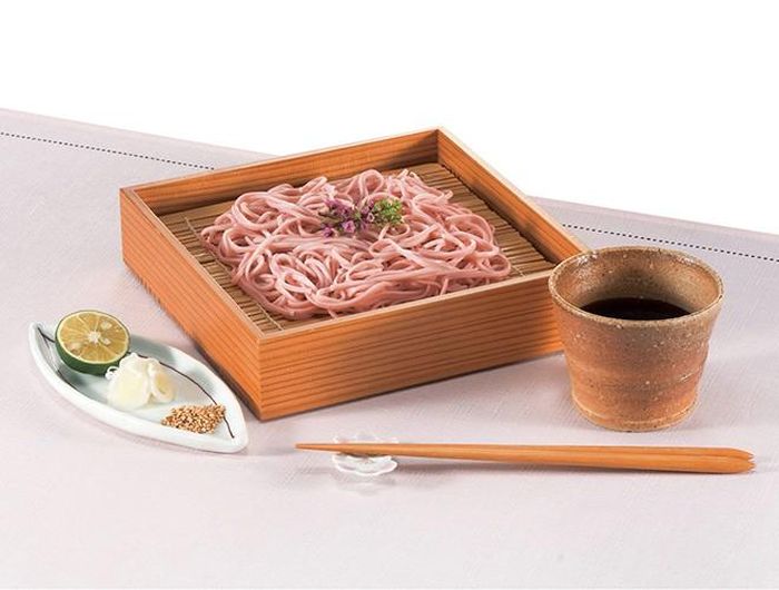 Đặc biệt, món này thường dùng kèm với nước tương. Nhờ đó, thực khách có thể cảm nhận chân thực nhất về mùi thơm của hoa anh đào qua từng sợi mì