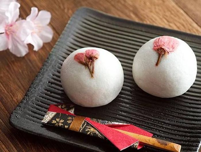 Tuy nhiên, không phải loại hoa nào cũng có thể sử dụng để làm loại bánh này, chỉ có hoa anh đào hồng cánh kép mới được lựa chọn chế biến
