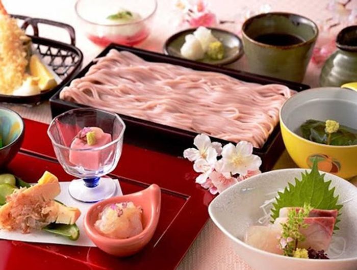 Mì lạnh hoa anh đào: Khác với những sợi mì thông thường có màu vàng thì món mì này lại mang màu hồng vô cùng đẹp mắt. Được biết, để tạo ra màu như vậy, người Nhật đã phải trộn bột tía tô và bột hoa anh đào một cách kĩ lưỡng trước khi chế biến