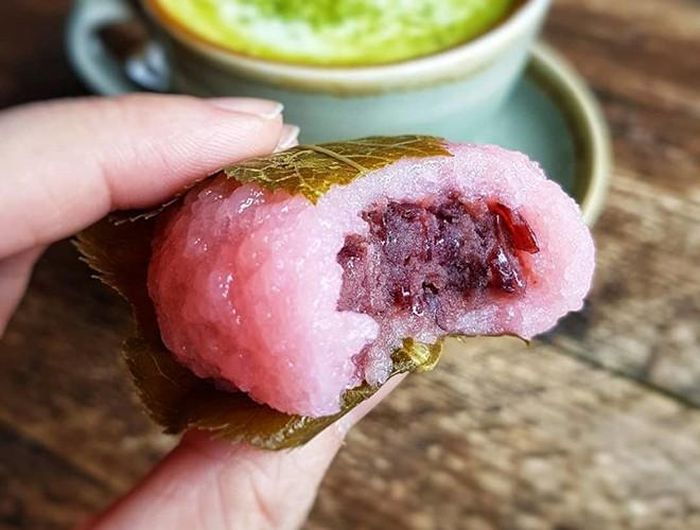 Bánh có màu hồng bắt mắt, làm từ gạo nếp, đậu đỏ và bao phủ bên ngoài bởi lá anh đào muối. Đặc biệt, mochi hoa anh đào được chế biến với rất nhiều kiểu và hình dạng khác nhau, thể hiện cho phong cách riêng của mỗi vùng