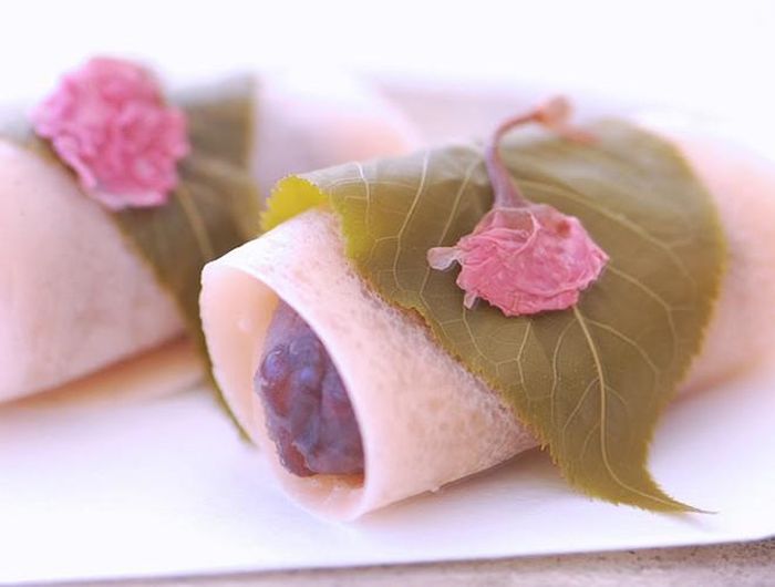 Hiện nay, mochi hoa anh đào có 2 loại. Loại thứ nhất là “Chomeiji”, nổi tiếng ở Kanto, được chế biến bằng cách nhào bột thành những miếng mỏng rồi nướng lên, sau đó quấn quanh bột đậu đỏ ngọt đã được nấu chín
