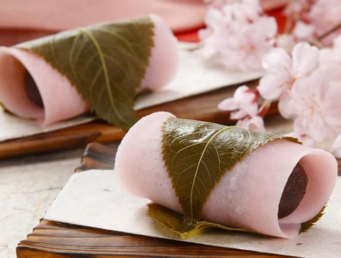 Mochi hoa anh đào: Đây là một loại bánh ngọt truyền thống, thường được ăn vào mùa xuân hay tại các bữa tiệc ngắm hoa ở Nhật