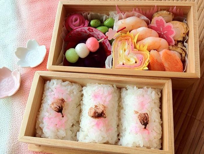 Cơm nắm hoa anh đào: Từ lâu, cơm nắm đã trở thành món ăn quen thuộc không thể thiếu trong ẩm thực Nhật Bản. Tuy nhiên, để có thể thưởng thức cơm nắm vị anh đào thì bạn phải chờ tới mùa hoa nở