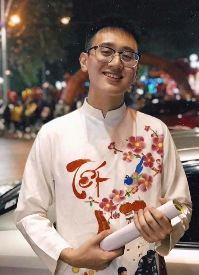 Thái Hoàng mô tả về mình là người hướng ngoại, sống tình cảm.