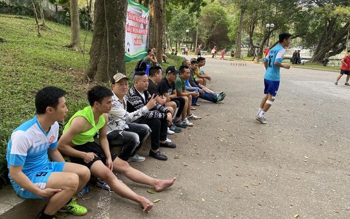 Khán giả "lót dép" ngồi dõi theo từng pha bóng "tóe lửa" trên sân bê-tông vào mỗi buổi chiều.