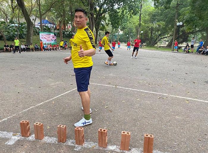 Cầu môn được tạo hình bằng vài viên gạch xếp ngang, phải đá đổ gạch mới được công nhận bàn thắng.