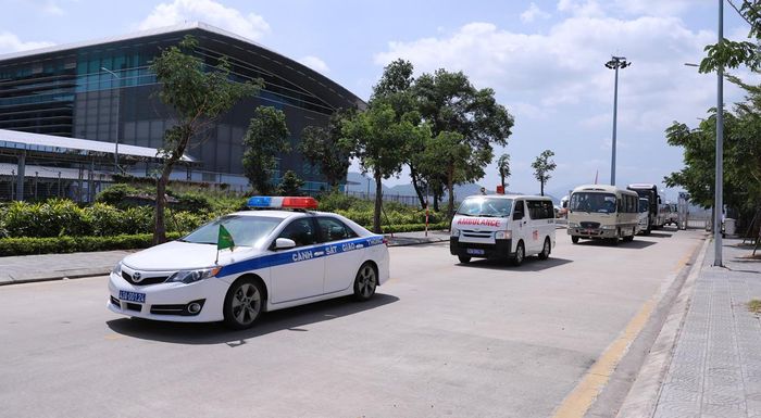Đoàn xe đón 80 người từ Hàn Quốc đáp máy bay xuống Đà Nẵng.