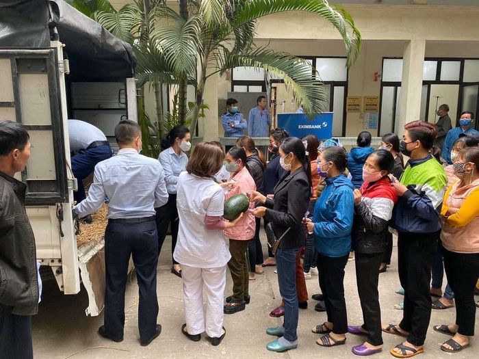 Nhân viên Eximbank phát dưa hấu miễn phí cho các y bác sĩ và bệnh nhân tại bệnh viện K 