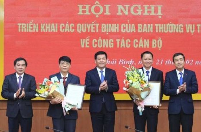 Lãnh đạo tỉnh Thái Bình trao quyết định và chúc mừng các đồng chí được điều động, bổ nhiệm chức vụ mới.
